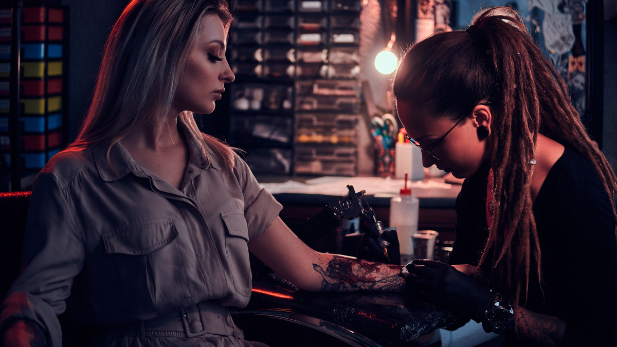 femme en train de se faire tatouer