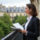 Femme d'âge moyen avec documents sur balcon parisien