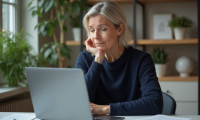 Femme d'âge moyen dans un bureau cosy et organisé