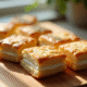 Gâteau biscuit joconde en carrés sur planche en bois