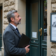 Homme d'affaires regardant un panneau d'affichage immobilier