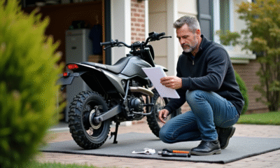 Homme d'âge moyen avec moto Piwi en extérieur