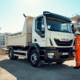 Camion Iveco 3,5 tonnes sur un chantier avec ouvrier
