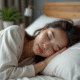 Jeune femme endormie paisiblement dans sa chambre moderne